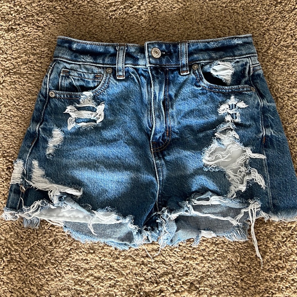 American Eagle “mom short” sold in summer 2021-2022